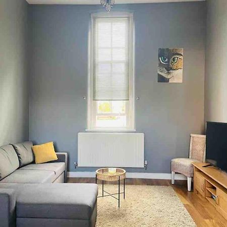 2 Bed Self Contained Apartment Wrexham Exterior foto