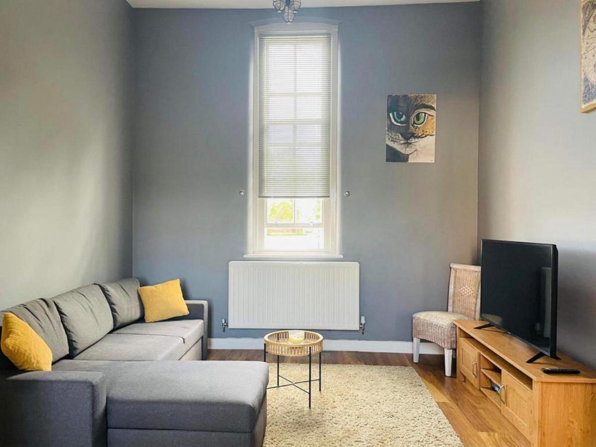 2 Bed Self Contained Apartment Wrexham Exterior foto