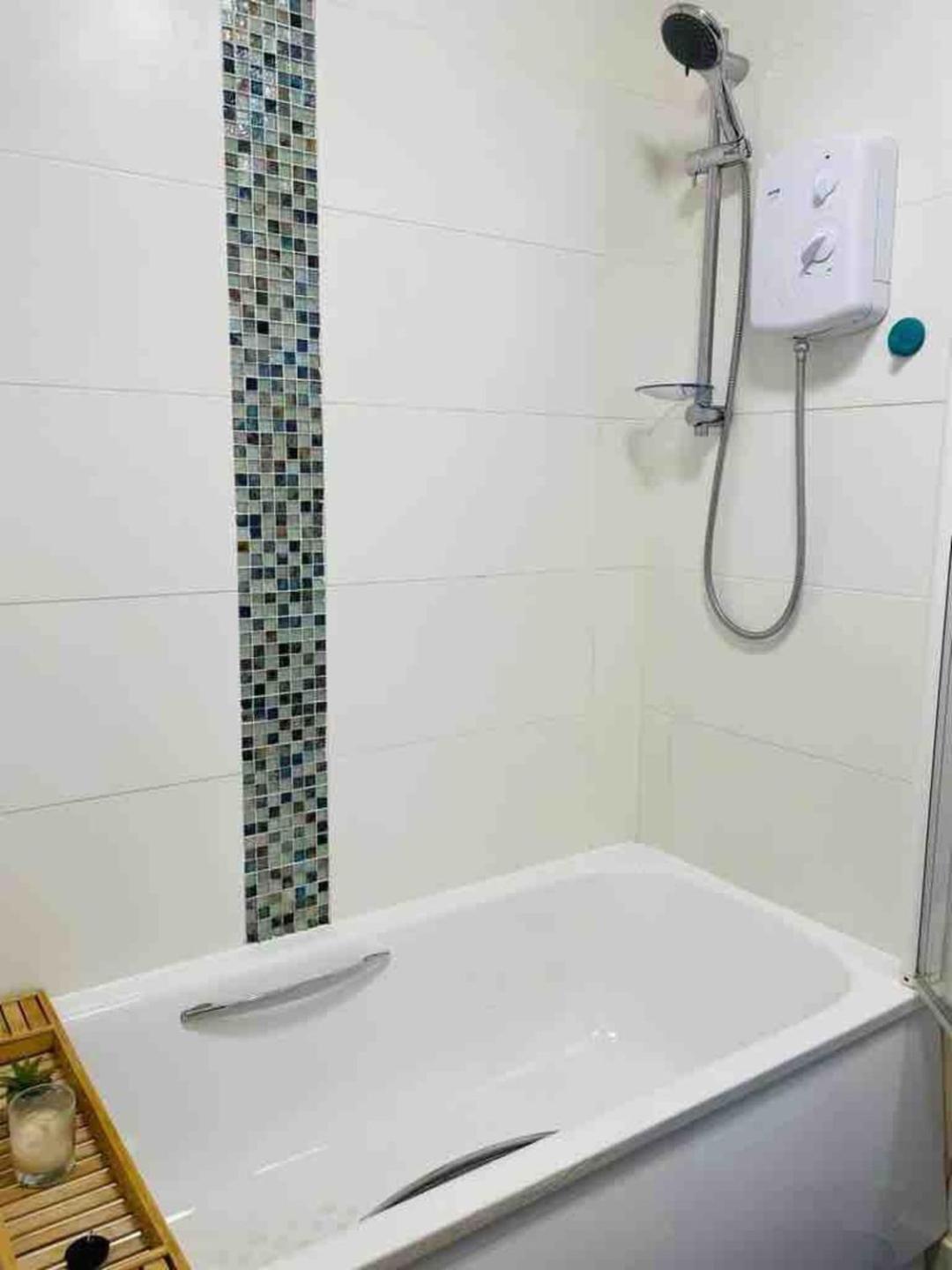 2 Bed Self Contained Apartment Wrexham Exterior foto