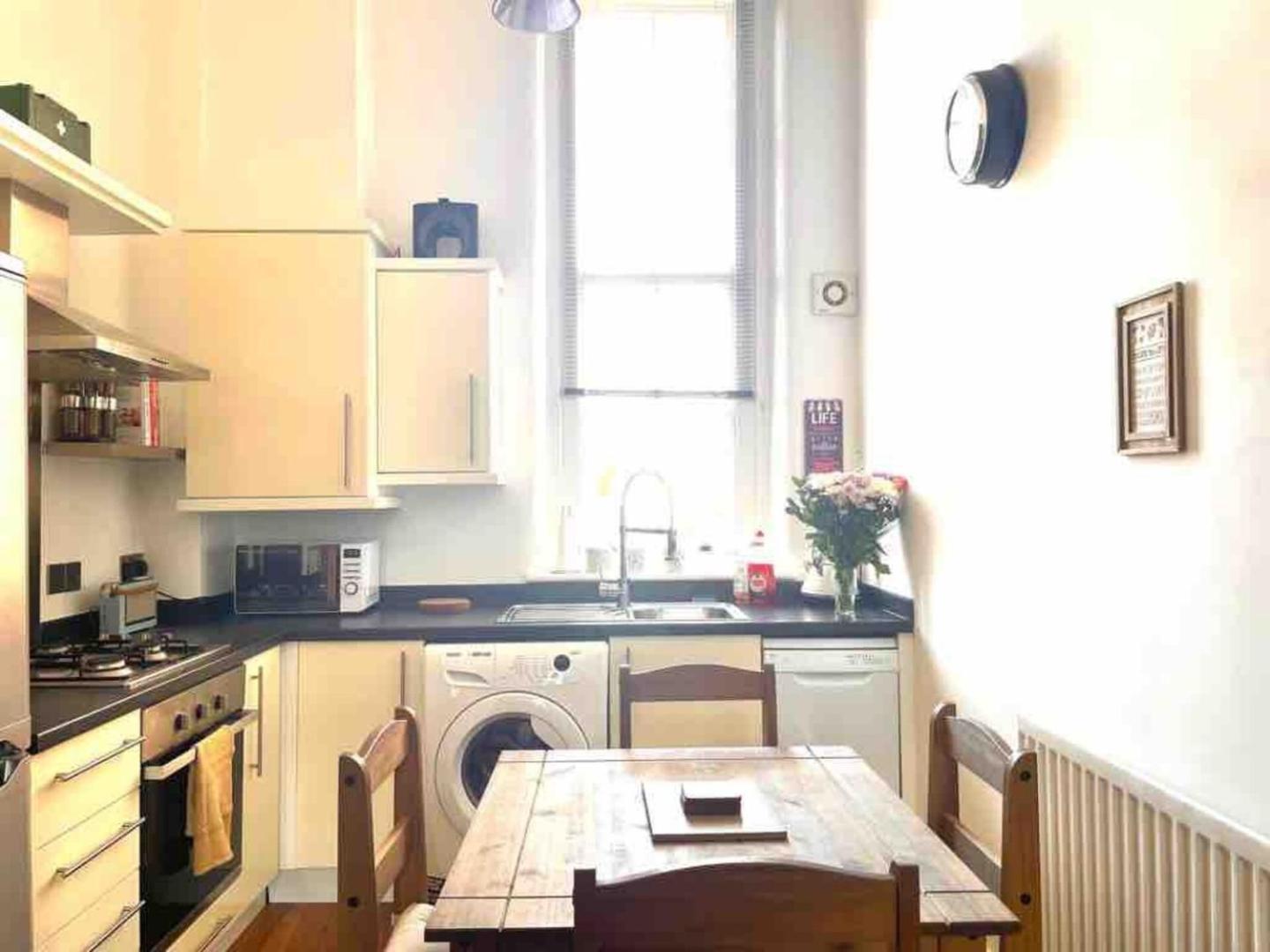 2 Bed Self Contained Apartment Wrexham Exterior foto