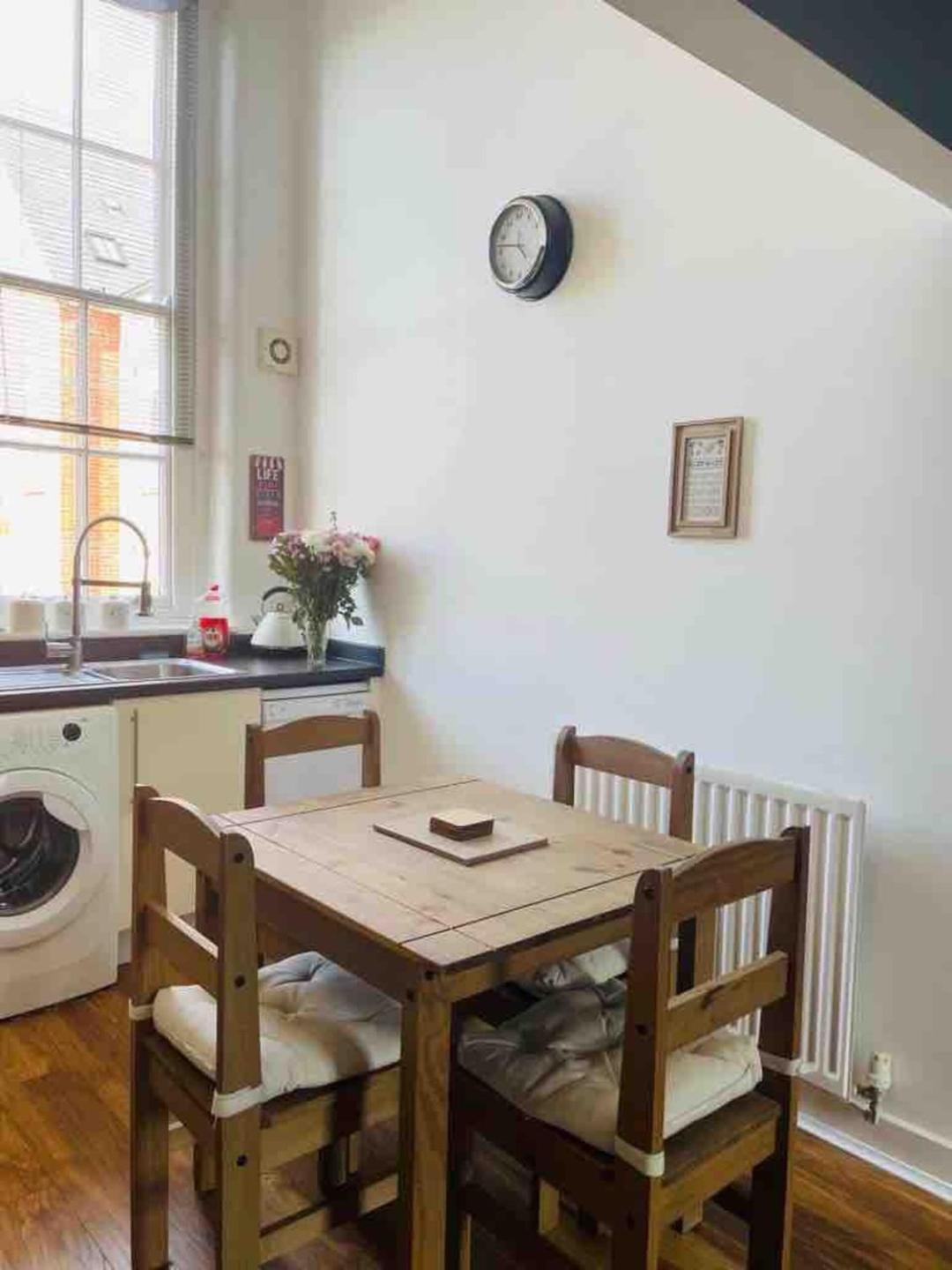 2 Bed Self Contained Apartment Wrexham Exterior foto